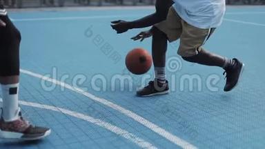 近两个混合种族男子腿打<strong>篮球</strong>，非裔美国人<strong>运球</strong>和投掷球，一对一的在一。